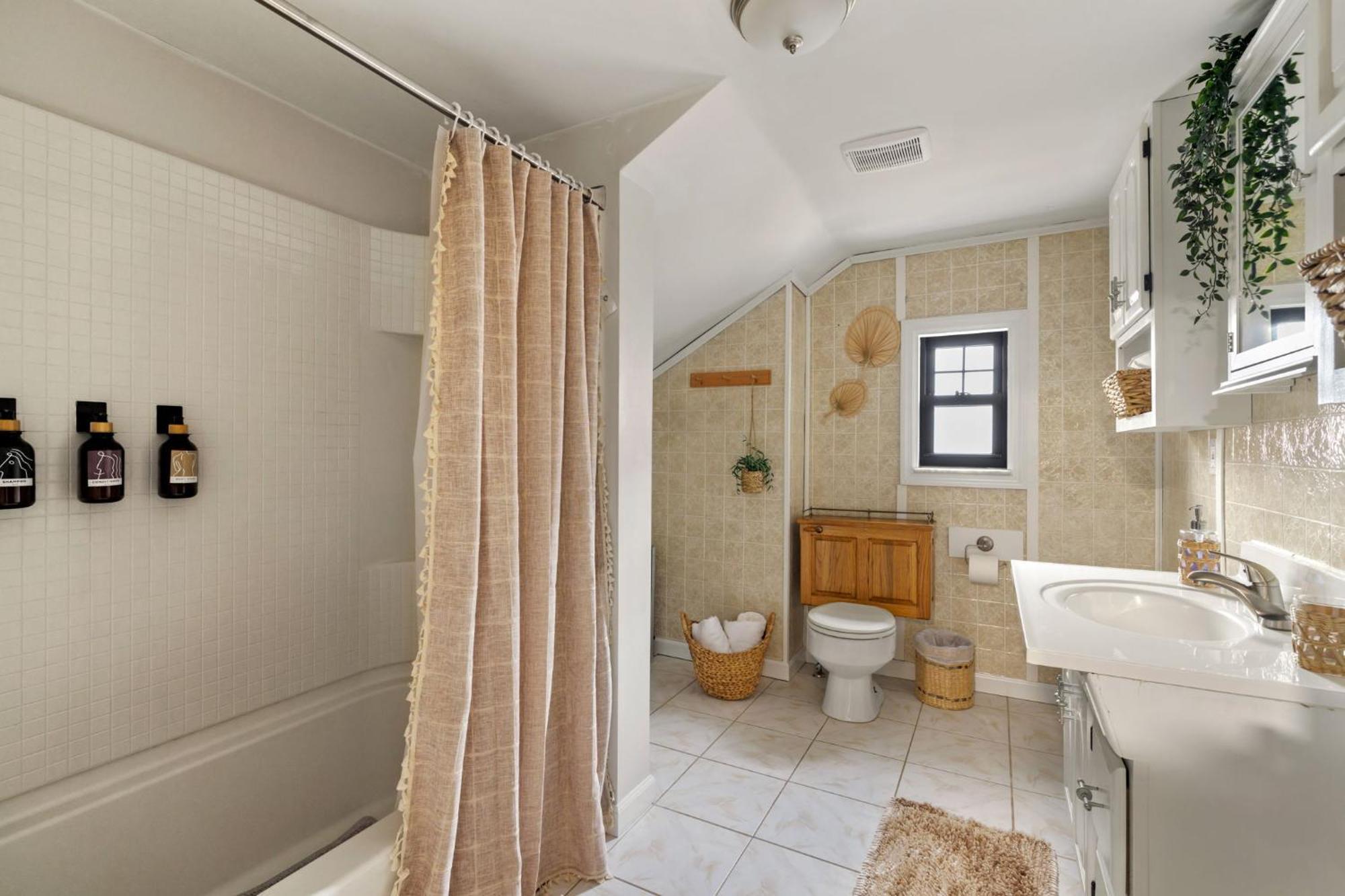 Contemporary Loft 5-min To Downtown Bed & Breakfast *